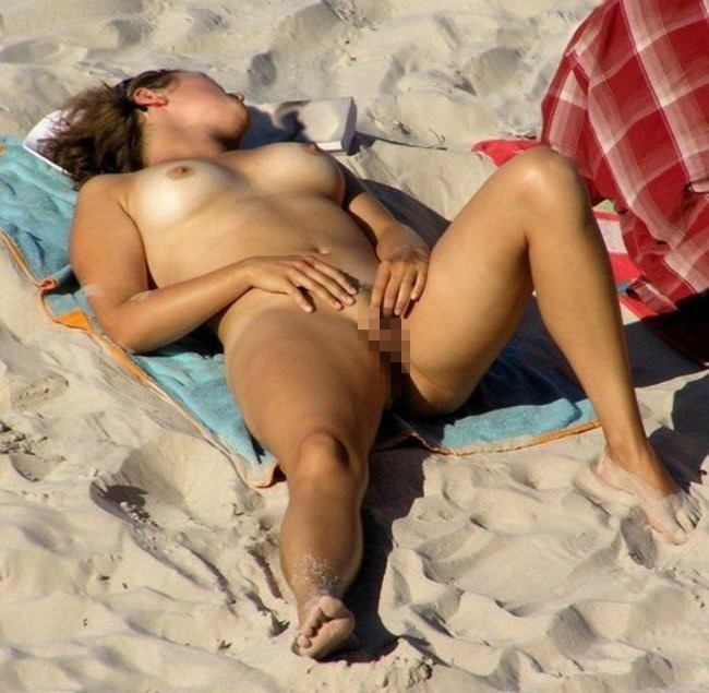 ヌーディストビーチで開放感が頂点に達した女さんをご覧下さいｗｗｗｗｗｗｗｗ（22枚）・5枚目