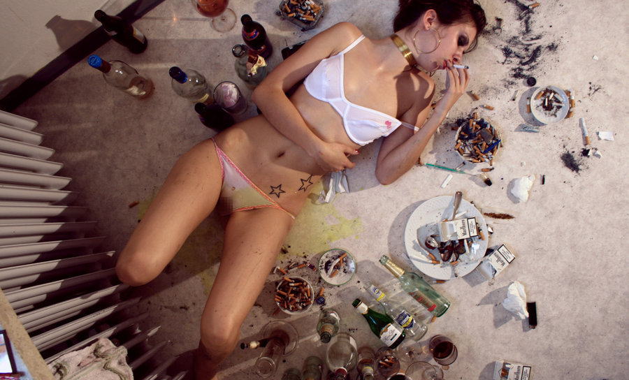 【薬物中毒者】全裸でキメてる女性たちが撮影された画像まとめ。（33枚）・25枚目