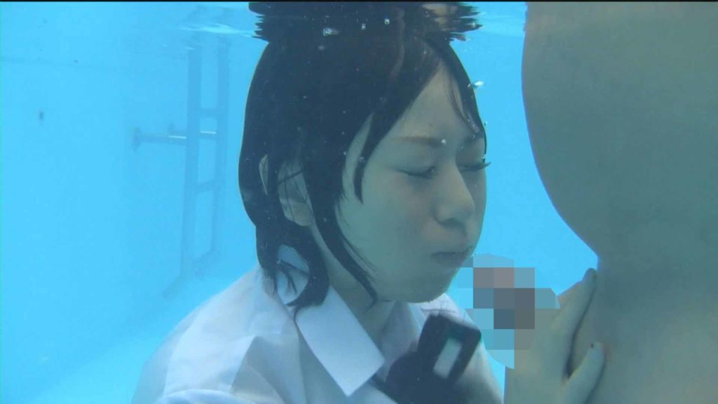 【エロ画像】水中で女にフェラさせてカメラで撮影した画像がこちらｗｗｗｗｗ・4枚目
