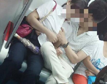 電車内で卑猥な事してる男女…日本のAV見過ぎじゃない？ｗｗｗｗｗ（画像あり）・10枚目