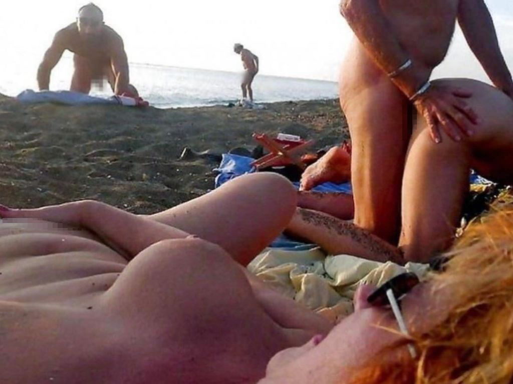 ヌーディストビーチでオナニーしちゃった女さん、ヤバい角度から盗撮されるｗｗｗｗｗ・18枚目