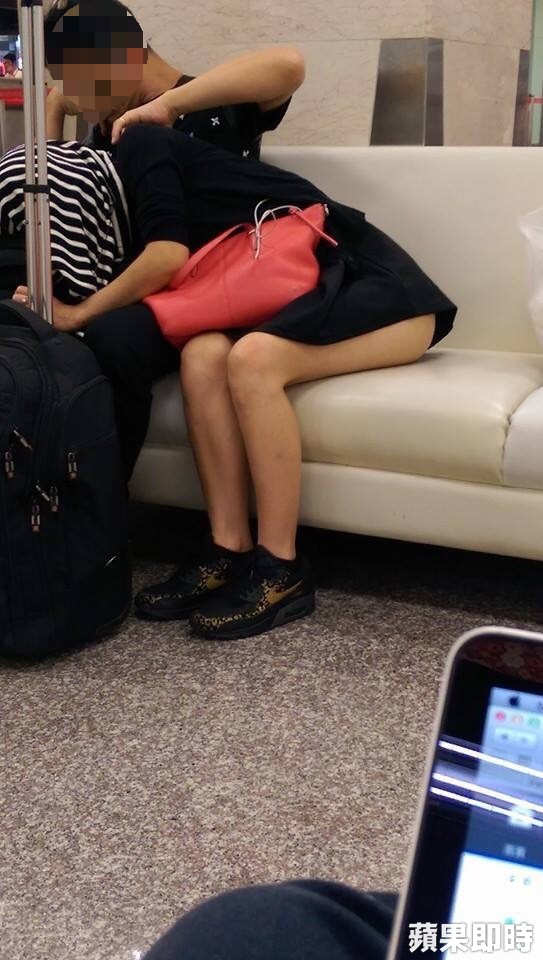 電車内で卑猥な事してる男女…日本のAV見過ぎじゃない？ｗｗｗｗｗ（画像あり）・2枚目
