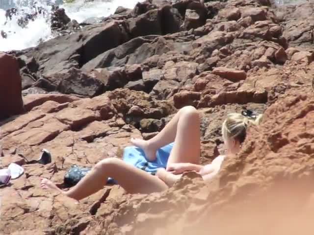 ヌーディストビーチでオナニーしちゃった女さん、ヤバい角度から盗撮されるｗｗｗｗｗ・24枚目