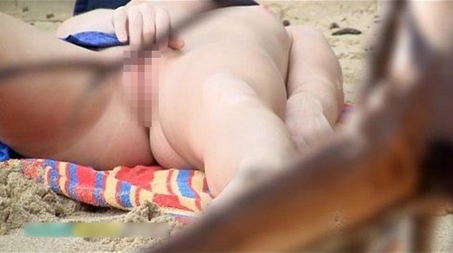 ヌーディストビーチでオナニーしちゃった女さん、ヤバい角度から盗撮されるｗｗｗｗｗ・27枚目