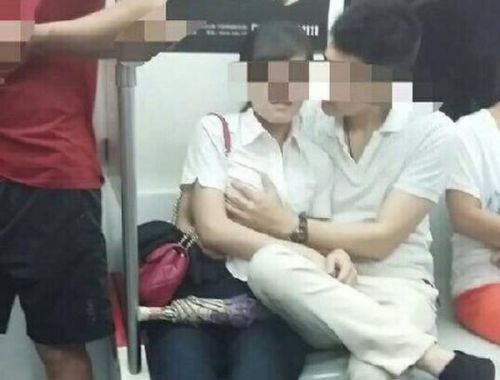 電車内で卑猥な事してる男女…日本のAV見過ぎじゃない？ｗｗｗｗｗ（画像あり）・4枚目