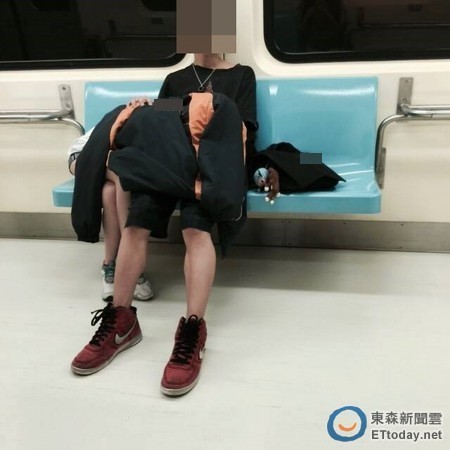 電車内で卑猥な事してる男女…日本のAV見過ぎじゃない？ｗｗｗｗｗ（画像あり）・7枚目