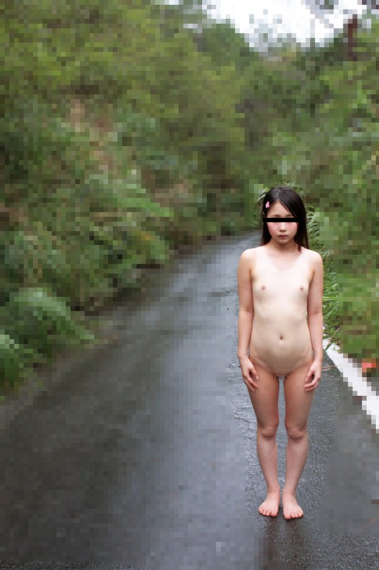 【野外露出】外で”全裸”になってるビッチ女さんの個人撮影ｗｗｗｗｗｗｗｗ（エロ画像）・13枚目