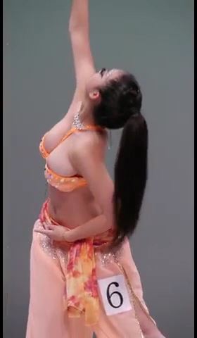 【ポロリGIF】韓国のベリーダンス大会でガチで乳ポロった女さんｗｗｗｗｗｗｗ・2枚目