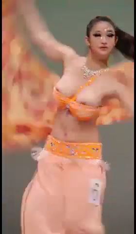 【ポロリGIF】韓国のベリーダンス大会でガチで乳ポロった女さんｗｗｗｗｗｗｗ・3枚目