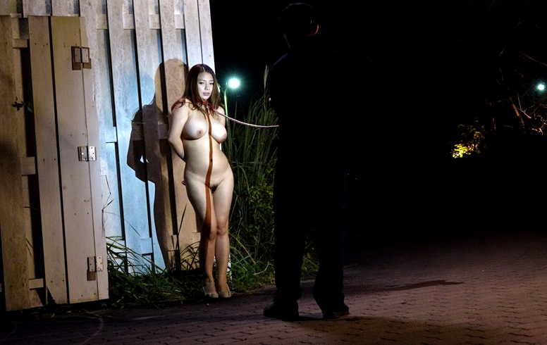 【野外露出】外で”全裸”になってるビッチ女さんの個人撮影ｗｗｗｗｗｗｗｗ（エロ画像）・6枚目