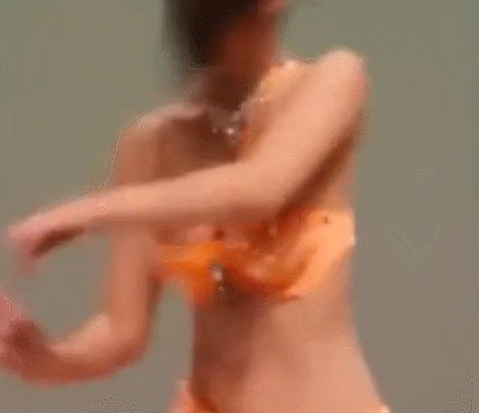 【ポロリGIF】韓国のベリーダンス大会でガチで乳ポロった女さんｗｗｗｗｗｗｗ・8枚目