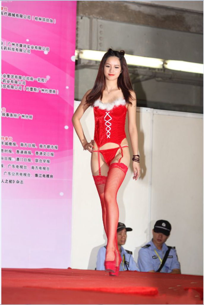【下着エロ】中国のモデル女さん、ヤリすぎ下着を着せられショーに出演させられるｗｗｗｗｗｗ（画像あり）・8枚目