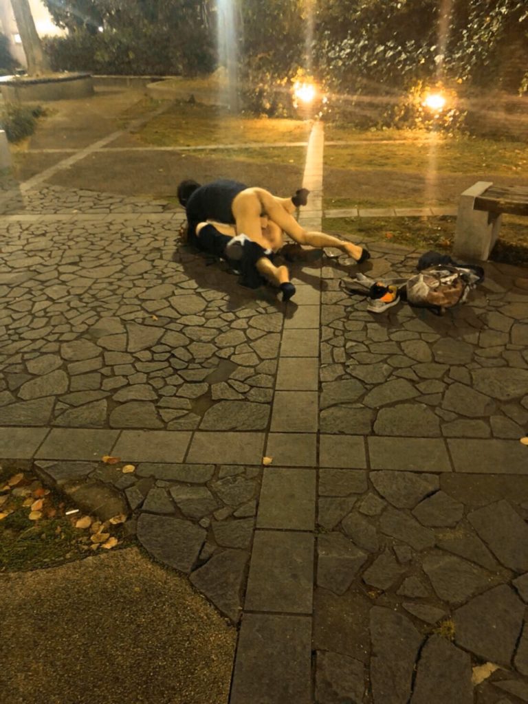 【エロ画像】公園で セックス した陽キャさん、しっかり逮捕されるｗｗｗｗｗｗｗｗ・1枚目