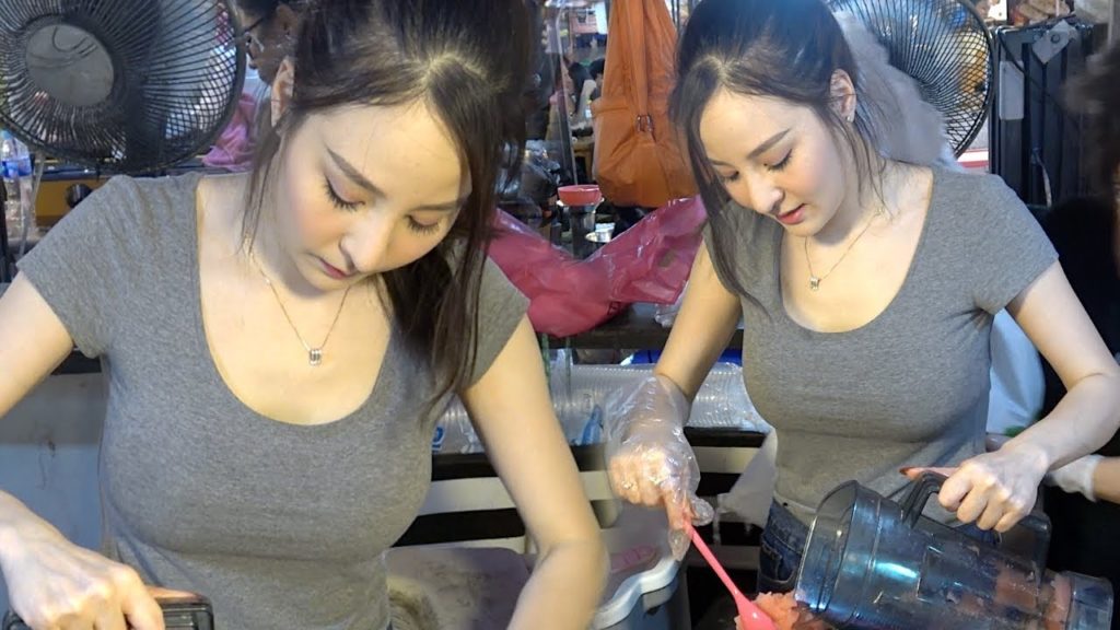 おっぱい丸出し…台湾の屋台女子の胸元をご覧ください。これは買うわｗｗｗｗｗ（エロ画像）・12枚目
