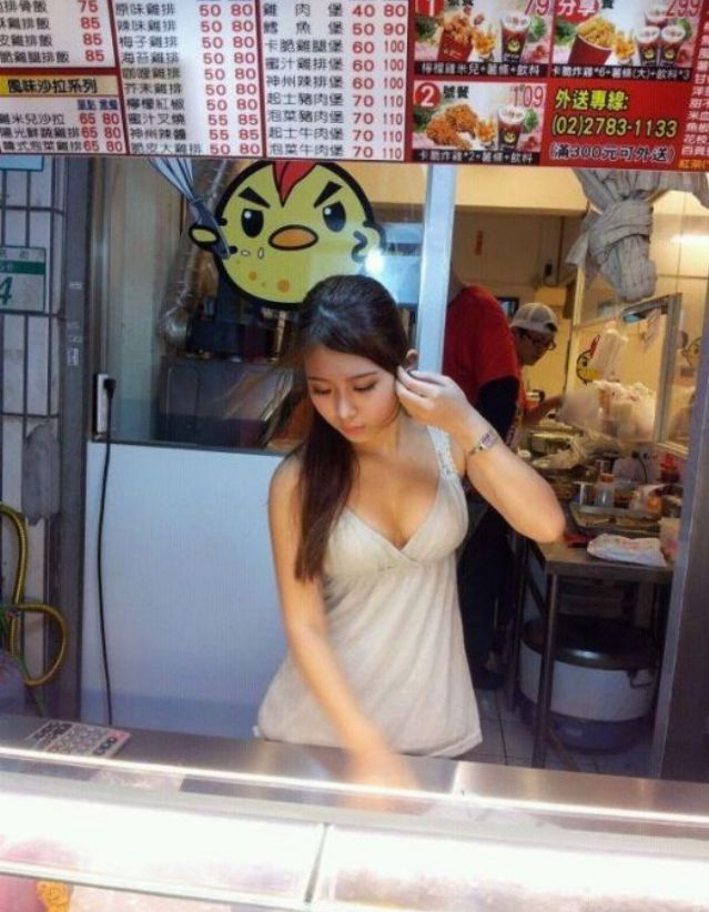 おっぱい丸出し…台湾の屋台女子の胸元をご覧ください。これは買うわｗｗｗｗｗ（エロ画像）・19枚目