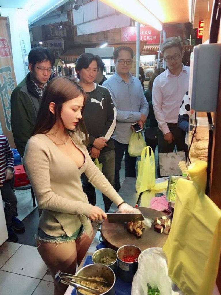 おっぱい丸出し…台湾の屋台女子の胸元をご覧ください。これは買うわｗｗｗｗｗ（エロ画像）・7枚目