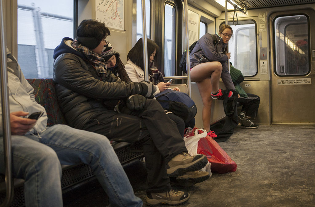 ”ノーパンツ女子”が地下鉄で撮影される。。確かに穿いてないねぇｗｗｗｗｗｗｗ（エロ画像）・10枚目
