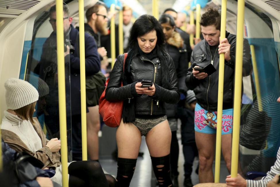 ”ノーパンツ女子”が地下鉄で撮影される。。確かに穿いてないねぇｗｗｗｗｗｗｗ（エロ画像）・12枚目