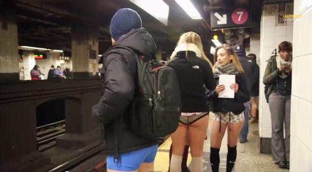 ”ノーパンツ女子”が地下鉄で撮影される。。確かに穿いてないねぇｗｗｗｗｗｗｗ（エロ画像）・13枚目