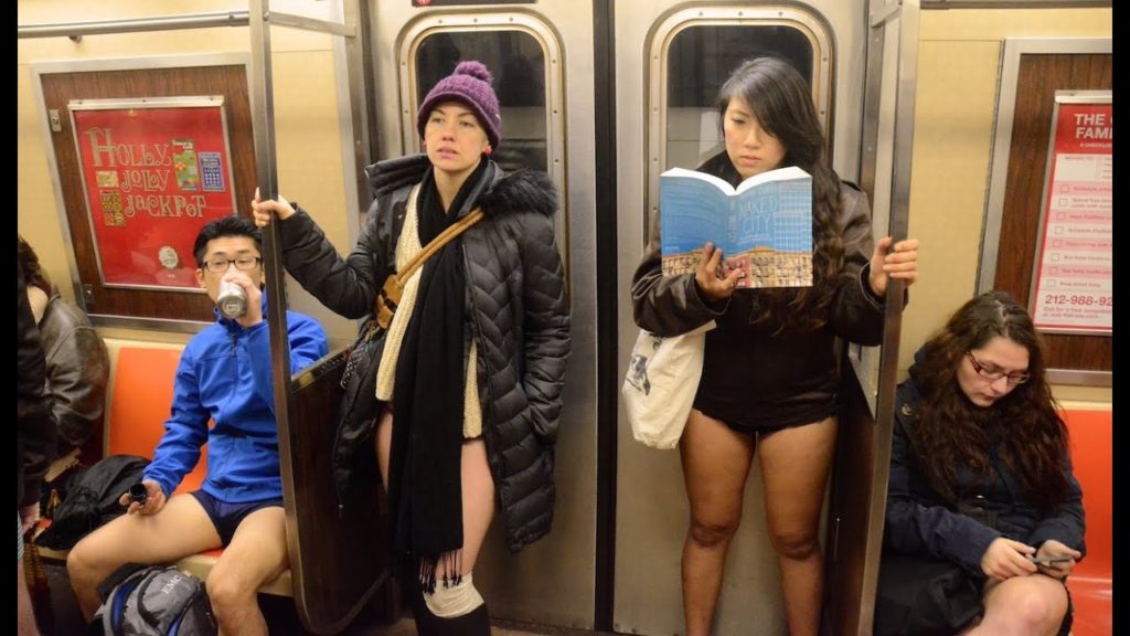 ”ノーパンツ女子”が地下鉄で撮影される。。確かに穿いてないねぇｗｗｗｗｗｗｗ（エロ画像）・16枚目