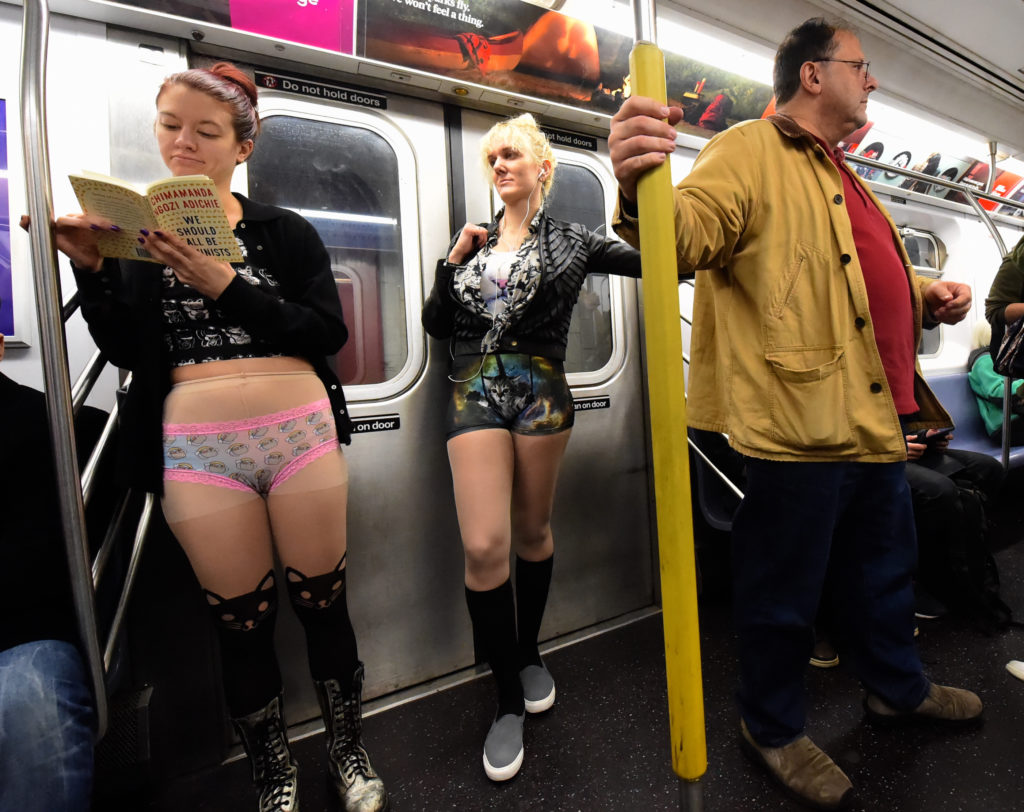 ”ノーパンツ女子”が地下鉄で撮影される。。確かに穿いてないねぇｗｗｗｗｗｗｗ（エロ画像）・18枚目