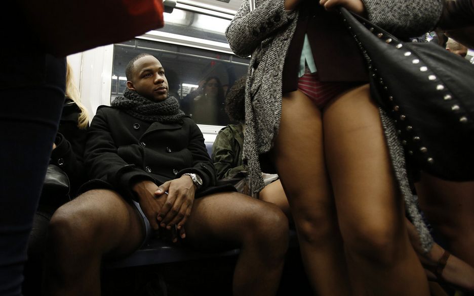 ”ノーパンツ女子”が地下鉄で撮影される。。確かに穿いてないねぇｗｗｗｗｗｗｗ（エロ画像）・2枚目