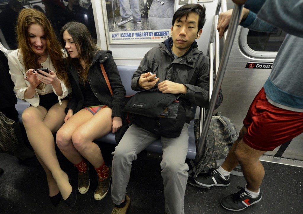 ”ノーパンツ女子”が地下鉄で撮影される。。確かに穿いてないねぇｗｗｗｗｗｗｗ（エロ画像）・19枚目