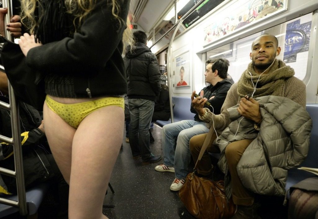 ”ノーパンツ女子”が地下鉄で撮影される。。確かに穿いてないねぇｗｗｗｗｗｗｗ（エロ画像）・25枚目