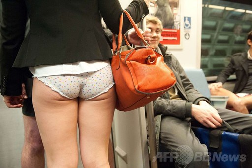 ”ノーパンツ女子”が地下鉄で撮影される。。確かに穿いてないねぇｗｗｗｗｗｗｗ（エロ画像）・4枚目