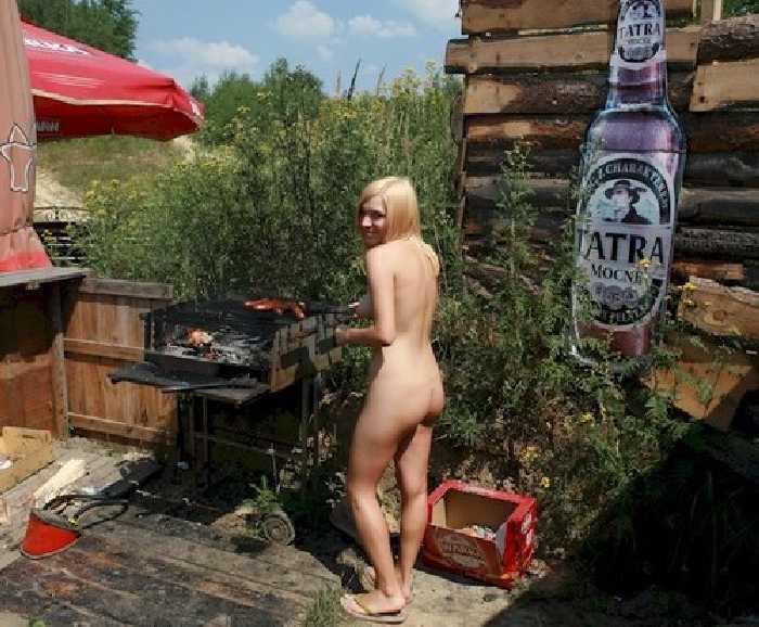 【エロ画像】自宅の庭でBBQしてる女さん、全裸で肉を焼く…熱いやろｗｗｗｗｗ・10枚目