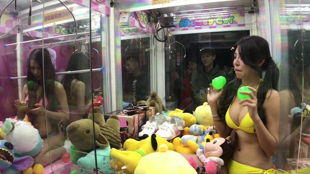 【エロ画像】台湾のクレーンゲーム、売上を上げる為に美女を入れてみるｗｗｗｗｗｗ・12枚目
