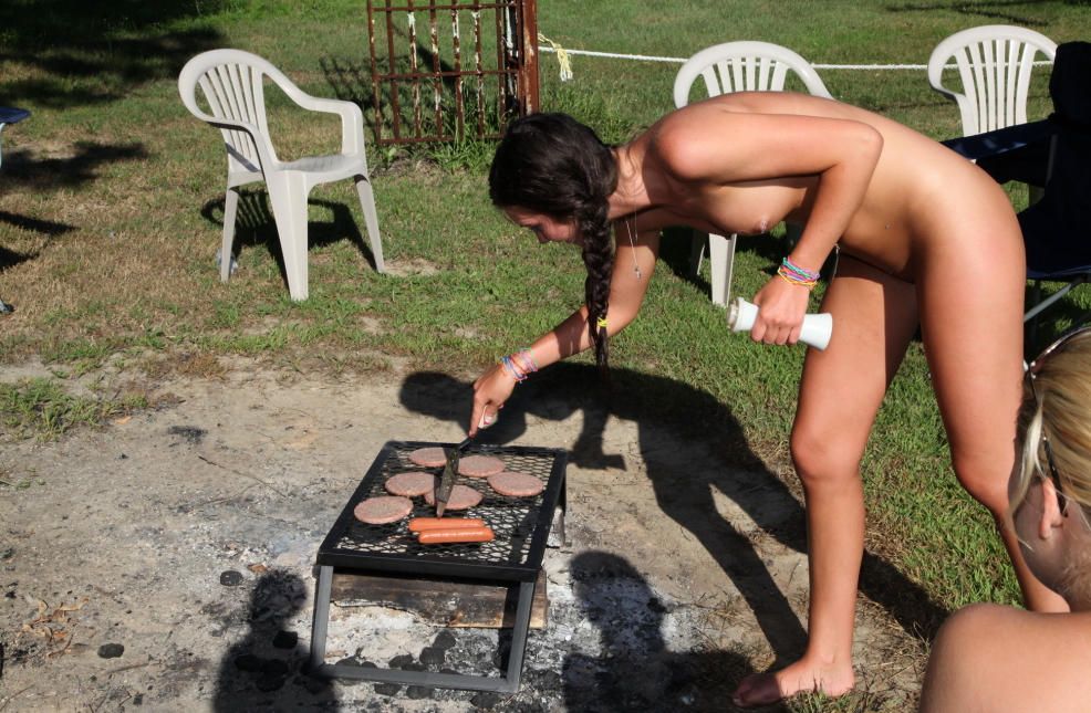 【エロ画像】自宅の庭でBBQしてる女さん、全裸で肉を焼く…熱いやろｗｗｗｗｗ・15枚目
