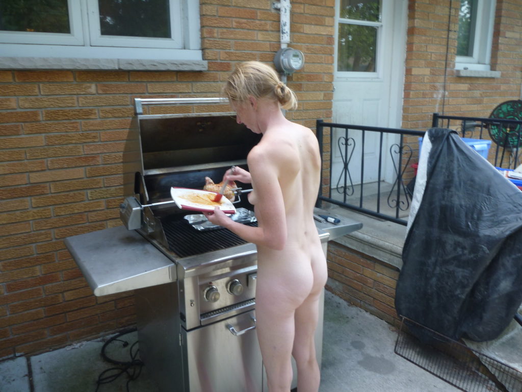 【エロ画像】自宅の庭でBBQしてる女さん、全裸で肉を焼く…熱いやろｗｗｗｗｗ・16枚目