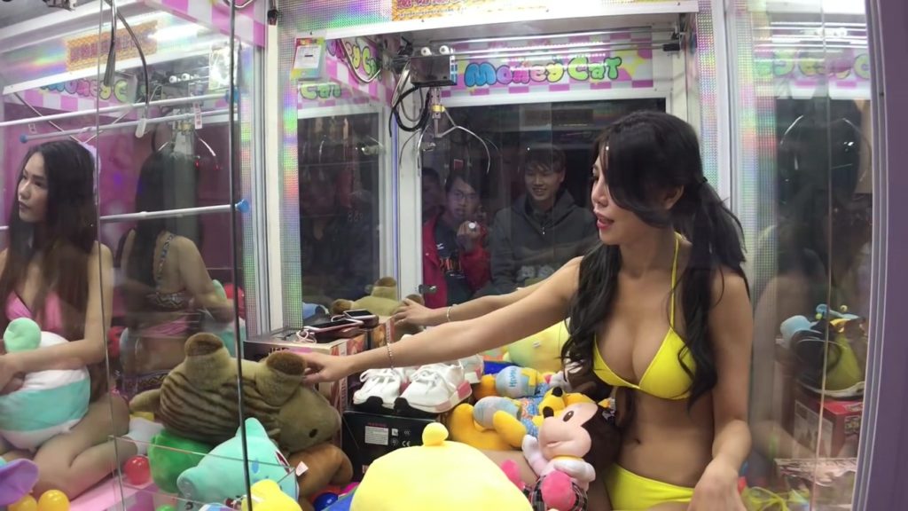 【エロ画像】台湾のクレーンゲーム、売上を上げる為に美女を入れてみるｗｗｗｗｗｗ・15枚目