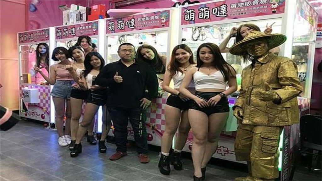 【エロ画像】台湾のクレーンゲーム、売上を上げる為に美女を入れてみるｗｗｗｗｗｗ・19枚目