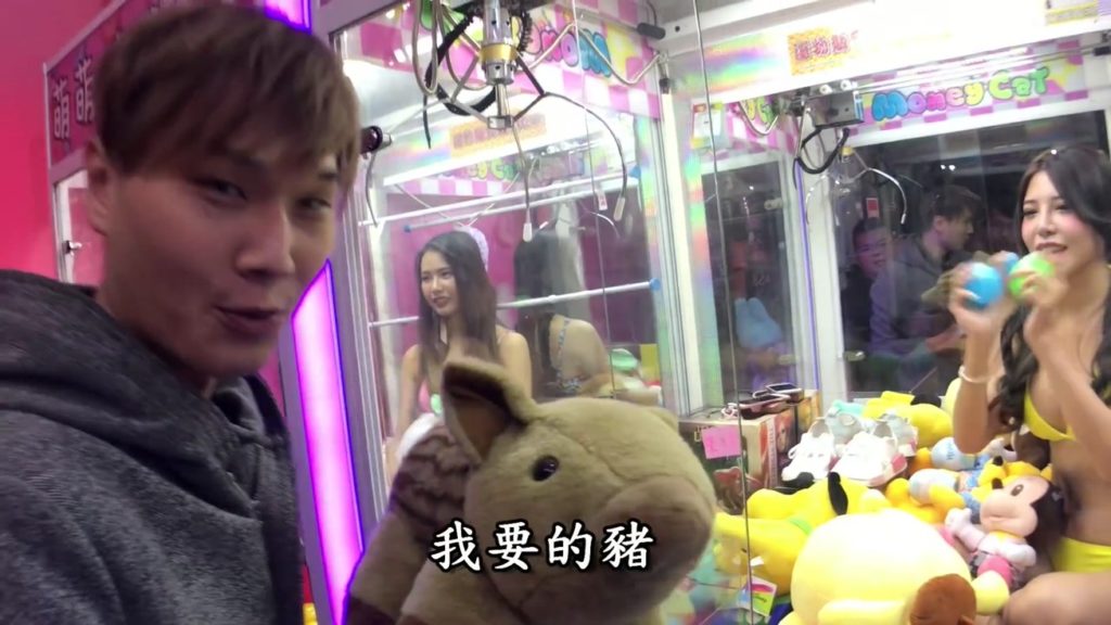 【エロ画像】台湾のクレーンゲーム、売上を上げる為に美女を入れてみるｗｗｗｗｗｗ・20枚目