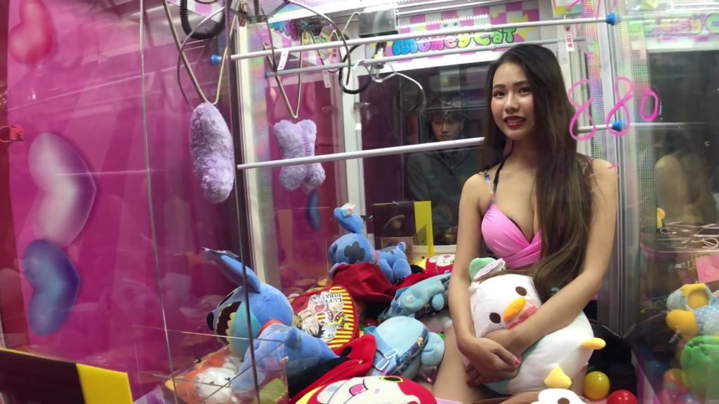 【エロ画像】台湾のクレーンゲーム、売上を上げる為に美女を入れてみるｗｗｗｗｗｗ・24枚目