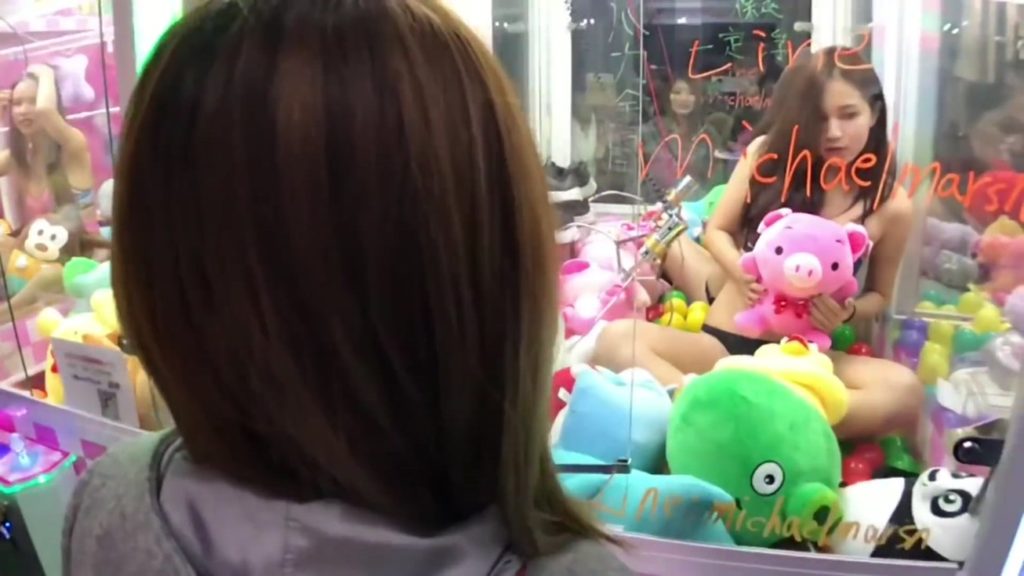 【エロ画像】台湾のクレーンゲーム、売上を上げる為に美女を入れてみるｗｗｗｗｗｗ・28枚目
