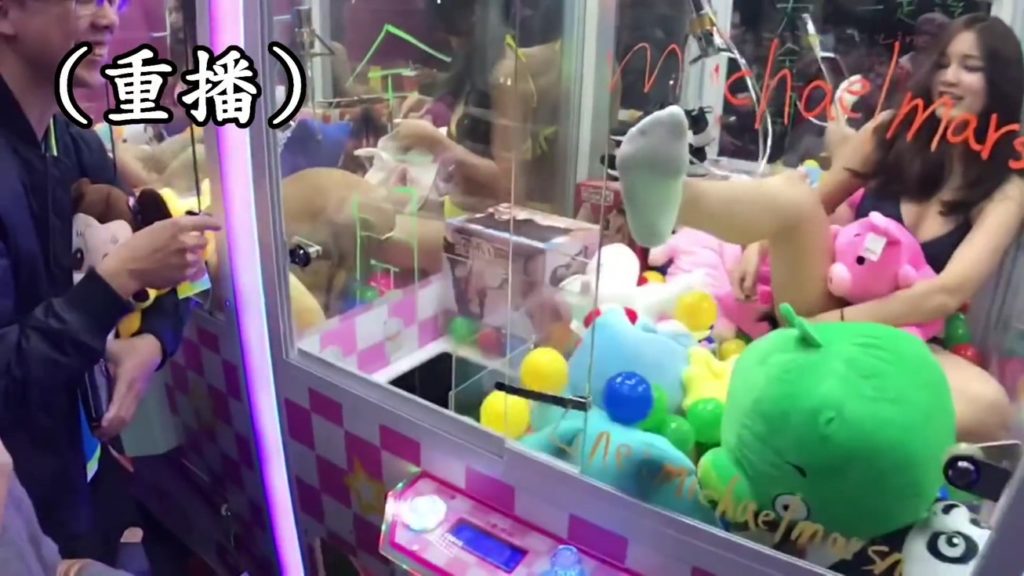 【エロ画像】台湾のクレーンゲーム、売上を上げる為に美女を入れてみるｗｗｗｗｗｗ・29枚目