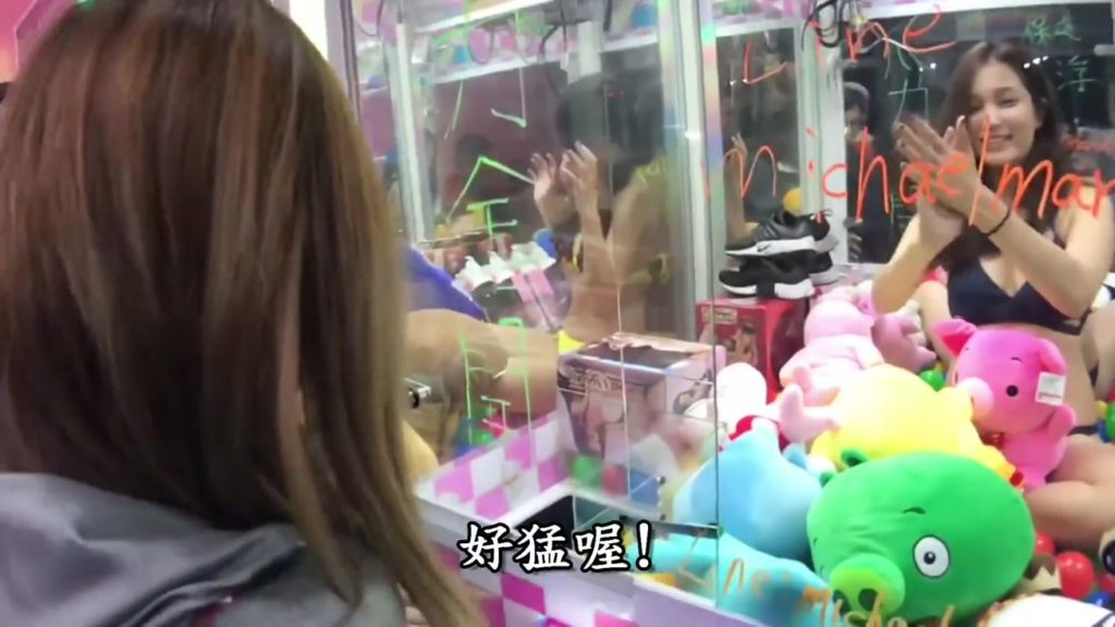 【エロ画像】台湾のクレーンゲーム、売上を上げる為に美女を入れてみるｗｗｗｗｗｗ・30枚目
