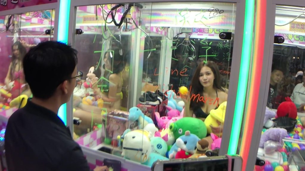 【エロ画像】台湾のクレーンゲーム、売上を上げる為に美女を入れてみるｗｗｗｗｗｗ・31枚目