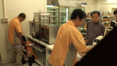 【GIFエロ】コンビニの女性店員が「卑猥行為」してるのが撮影されるｗｗｗｗｗｗｗｗ・11枚目