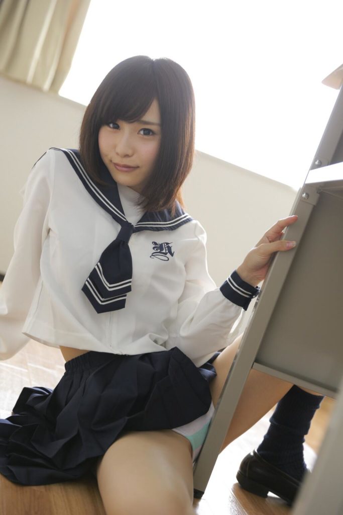 【JKエロ】制服女子のスカートから見える「太もも」がガチでたまらんｗｗｗｗｗｗ（エロ画像）・14枚目