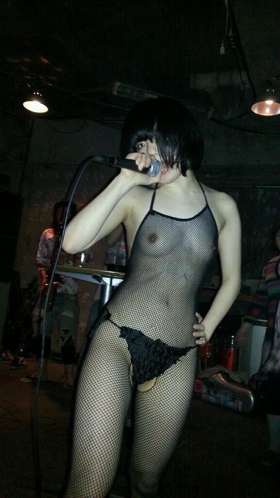 ”全裸”でライブしてる女性歌手一覧がこちら。いっぱいおるやんけｗｗｗｗｗｗ（エロ画像）・10枚目