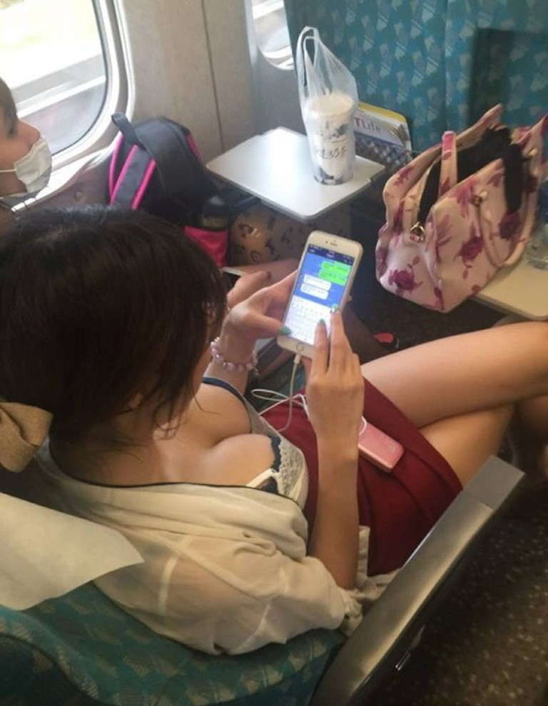 【盗撮】電車内でこっそりスマホで撮影したエッロい素人さんのエロ画像ｗｗｗｗｗ・17枚目