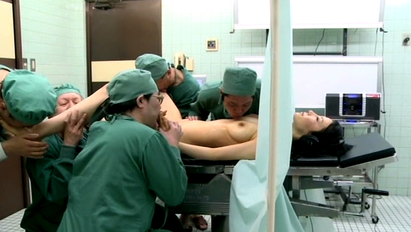 【エロ画像】手術室でレイプされる女さん、抵抗できずヤラれ放題。。・17枚目