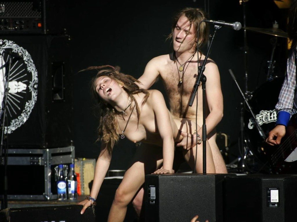 ”全裸”でライブしてる女性歌手一覧がこちら。いっぱいおるやんけｗｗｗｗｗｗ（エロ画像）・4枚目