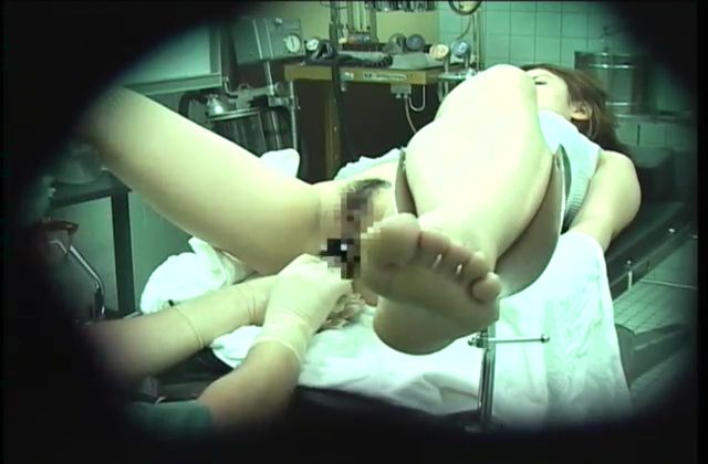 【エロ画像】手術室でレイプされる女さん、抵抗できずヤラれ放題。。・6枚目