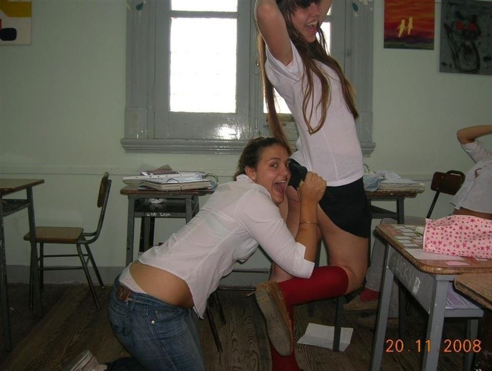 ロシアの女子学生さん、仲間と悪ふざけｗｗｗこれはヤリすぎです。。（エロ画像）・11枚目