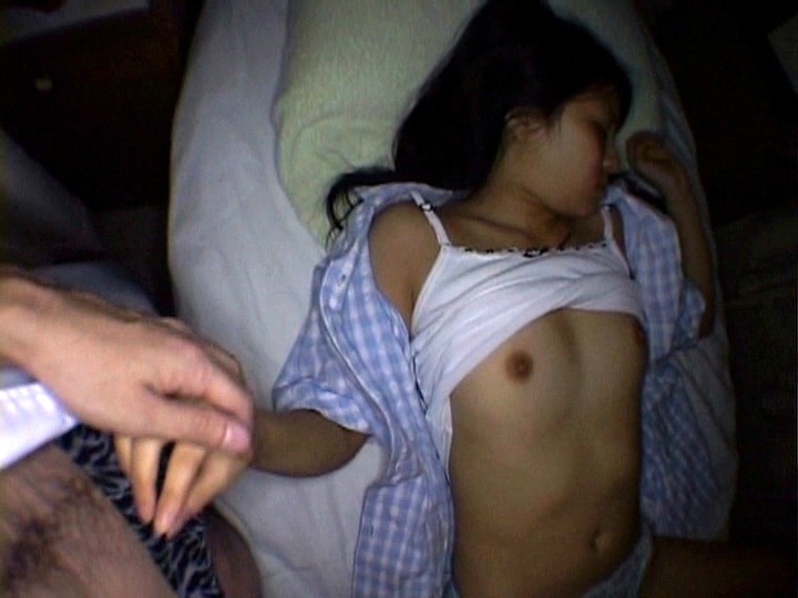【エロ画像】寝てる女の子、知らぬ間にイタズラされ撮影される・・・・11枚目